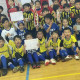 笑顔いっぱいの子供たちを率いて優勝！