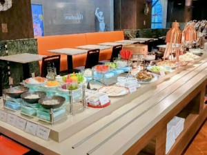 ホテルの朝食スタッフ