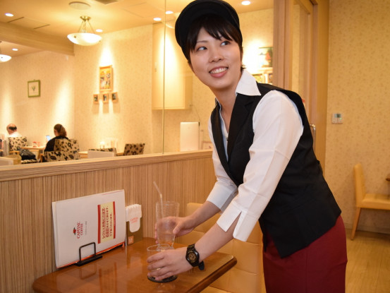 ドリンクの提供や片付けなど