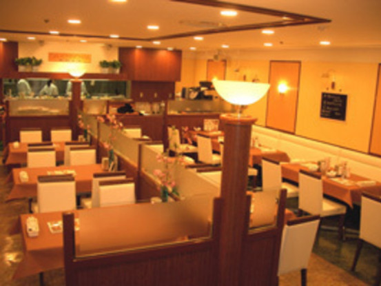 大きい窓で開放感もある落ち着いた雰囲気のお店です。